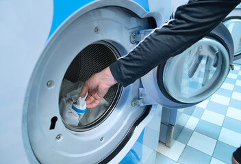 ランドリールームで洗濯する男性の手