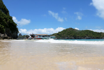 Fototapeta na wymiar tourist speedboat moored on the beach on the Ang Thong Islands