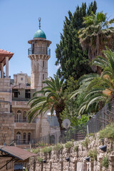 Fototapeta na wymiar Minarete de mezquita en el interior de Jerusalén, Israel
