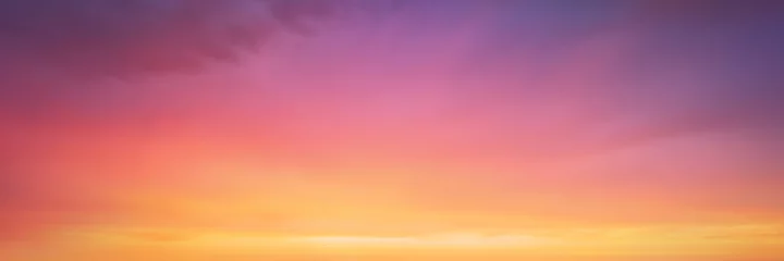 Fotobehang panorama van cloudscape bij zonsondergang met levendige en dromerige kleuren aan de hemel © mimadeo