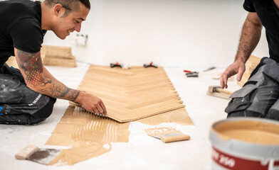 Parkettleger bei der Arbeit	

