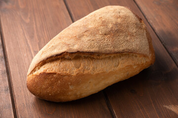 Pagnotta tipo ciabatta su tavolo in legno, pane Italiano  