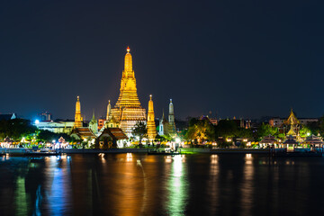 Obraz premium Wat Arun with Chao Phraya river at night in Bangkok, Thailand