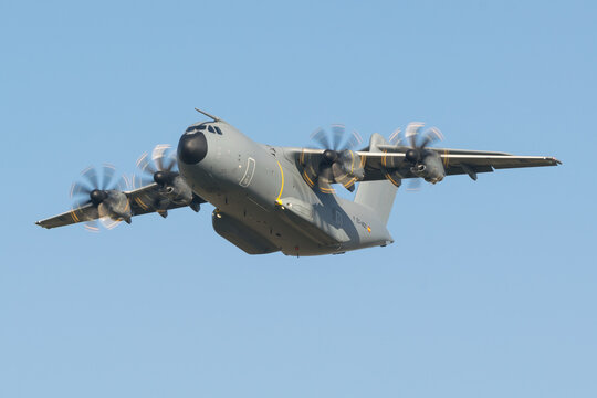 Avion de transport militaire Airbus A400M de d&eacute;monstration en vol en vue de face sur un fond de ciel bleu au dessus de St Nazaire