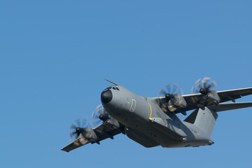 Avion de transport militaire Airbus A400M de démonstration en vol en vue de face sur un fond de ciel bleu au dessus de St Nazaire