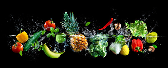 Légumes frais, fruits et éclaboussures d& 39 eau sur fond panoramique