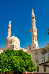 Fototapeta na wymiar DUBAI, UAE - DECEMBER 6, 2016: Jumeirah Mosque on a beautiful sunny day