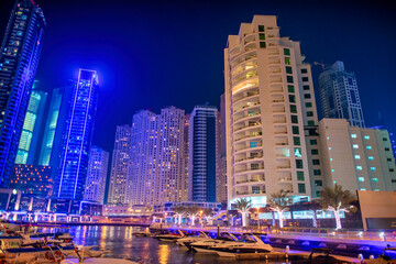 Fototapeta na wymiar DUBAI, UAE - DECEMBER 6, 2016: Dubai Marina at night. city promenade. Skyscrapers along the canals