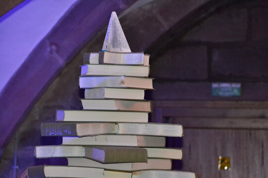 un sapin de Noël fait de livres, cathédrale Saint Georges de Sélestat