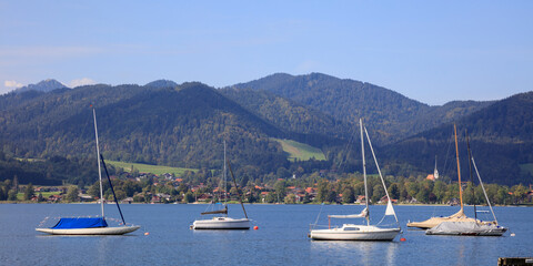 Fototapeta na wymiar Segelboote auf dem Tegernsee, Oberbayern, Bayern, Deutschland, Europa
