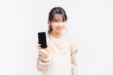 Fototapeta premium スマホを使う若い女性