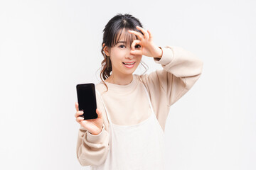 Fototapeta premium スマホを使う若い女性