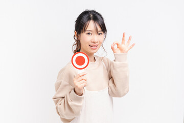 OKのプラカードを持つ若い女性