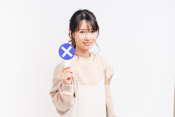 NGのプラカードを持つ若い女性