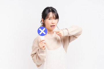 NGのプラカードを持つ若い女性