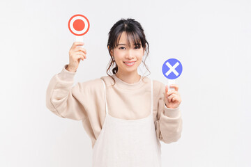 OKとNGのプラカードを持つ若い女性