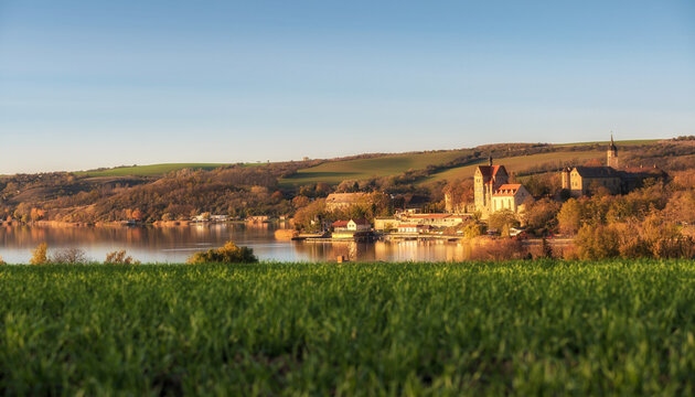 Wundersch&ouml;nes Schloss thront &uuml;ber dem S&uuml;&szlig;en See im Sonnenschein