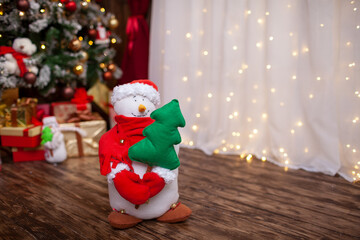 the snowman toy is sewn, holds the Christmas tree