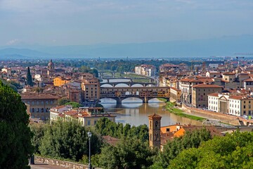 Fototapeta na wymiar Blick über die Altstadt von Florenz auf die Ponte Vecchio in der Toskana in Italien 