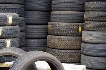 Obraz premium A large number of tires prepared for replacement at a car service station.