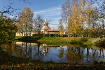 Fototapeta na wymiar autumn landscape with an old Palace, Pushkin city, Saint Petersburg, autumn 2020