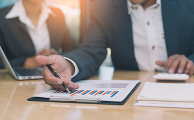 Peer meetings using graphs to summarize and analyze company financial statements and long-term returns. Ideas for starting a finance and banking business