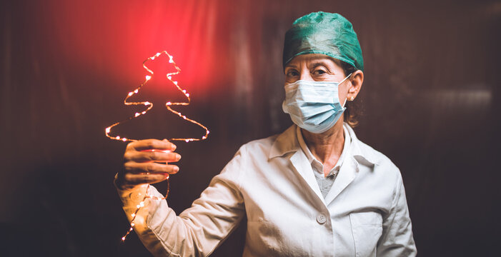 Medico donna festeggia il Natale in una reparto per malati di Coronavirus.