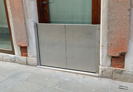 gate to protect a house in Venice from high water
