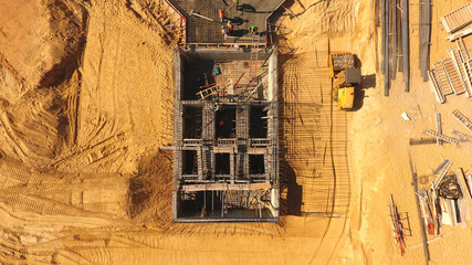 Hombres trabajando en planta de construcción de estructura hormigonada