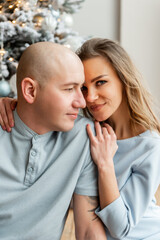 Naklejka premium Couple in love near Christmas tree