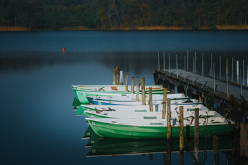 Ruderboote liegen im Herbst ruhig am Steg, Anleger am See
