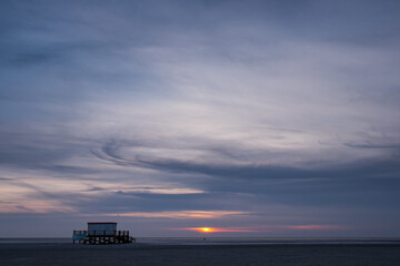 Obraz premium Structure on St Peter Ording beach at sunset