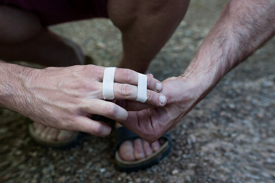 Close-up by placing tape on the fingers before climbing.