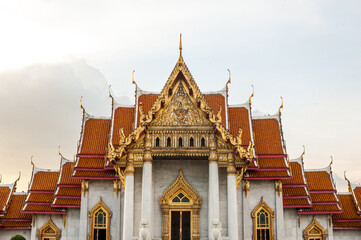 Naklejka premium Landscape view of the Marble sanctuary of Wat Benchamabophit temple in Bangkok Thailand