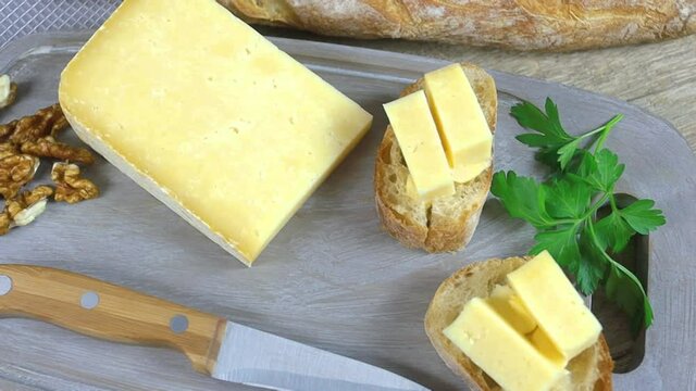tranche de fromage "Cantal" et baguette de pain