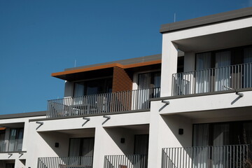 Moderne Ferienwohnungen mit Balkons im Sonnenschein in Bensersiel an der Küste der Nordsee bei...