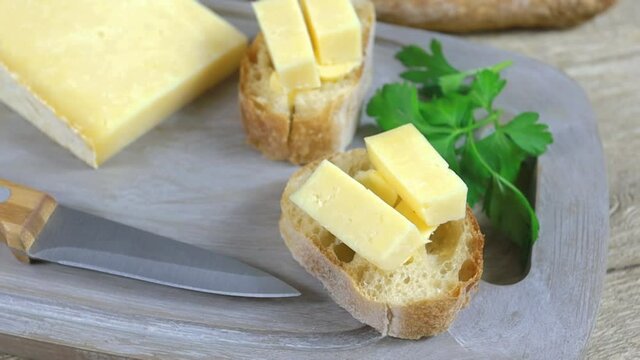 tranche de fromage "Cantal" et baguette de pain