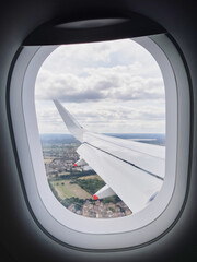 Widok z lecącego samolotu na skrzydło