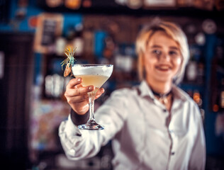 Experienced woman bartending surprises with its skill bar visitors in cocktail bars