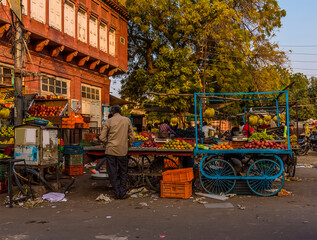 Obraz premium A street fruit market in Bikaner, Rajasthan, India at sunset
