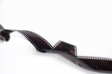 Una tira de negativos de película de 35mm antigua aislada sobre un fondo blanco