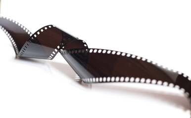 Una tira de negativos de película de 35mm antigua aislada sobre un fondo blanco