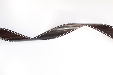 Una tira de negativos de película de 35mm antigua aislada sobre un fondo blanco