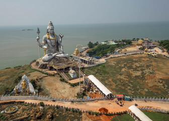Murdeshwar is a city in India on the coast of the Arabian Sea, famous for its two main attractions: the statue of Shiva and the tower of the gopuram.