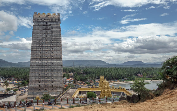 Murdeshwar is a city in India on the coast of the Arabian Sea, famous for its two main attractions: the statue of Shiva and the tower of the gopuram.