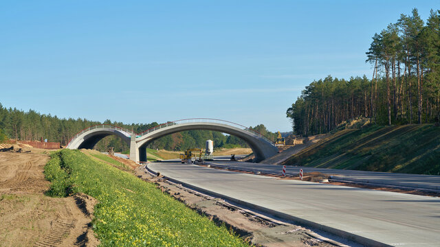 Bau einer Gr&uuml;nbr&uuml;cke f&uuml;r Tiere am Neubau der Autobahn A14 nahe dem Dorf Dolle