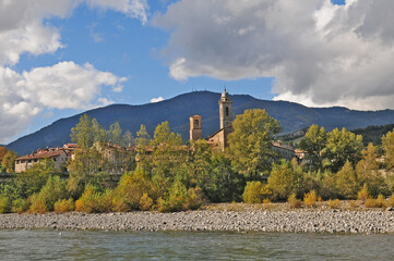 Fototapeta premium Bobbio dal greto del fiume Trebbia - Piacenza 