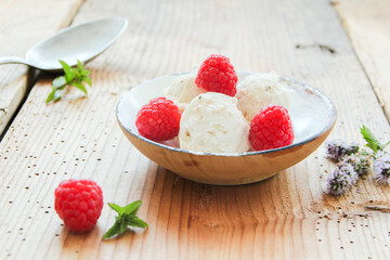 Vanilleeis mit frischen Himbeeren Himbeere Himbeer Eis Kugeleis Speiseeis