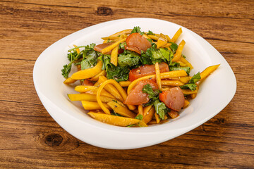 Salad with mango and chicken