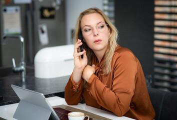 Private Kontakte während der Arbeitszeit, attraktive Verwaltungsangestellte telefoniert im Büro -...